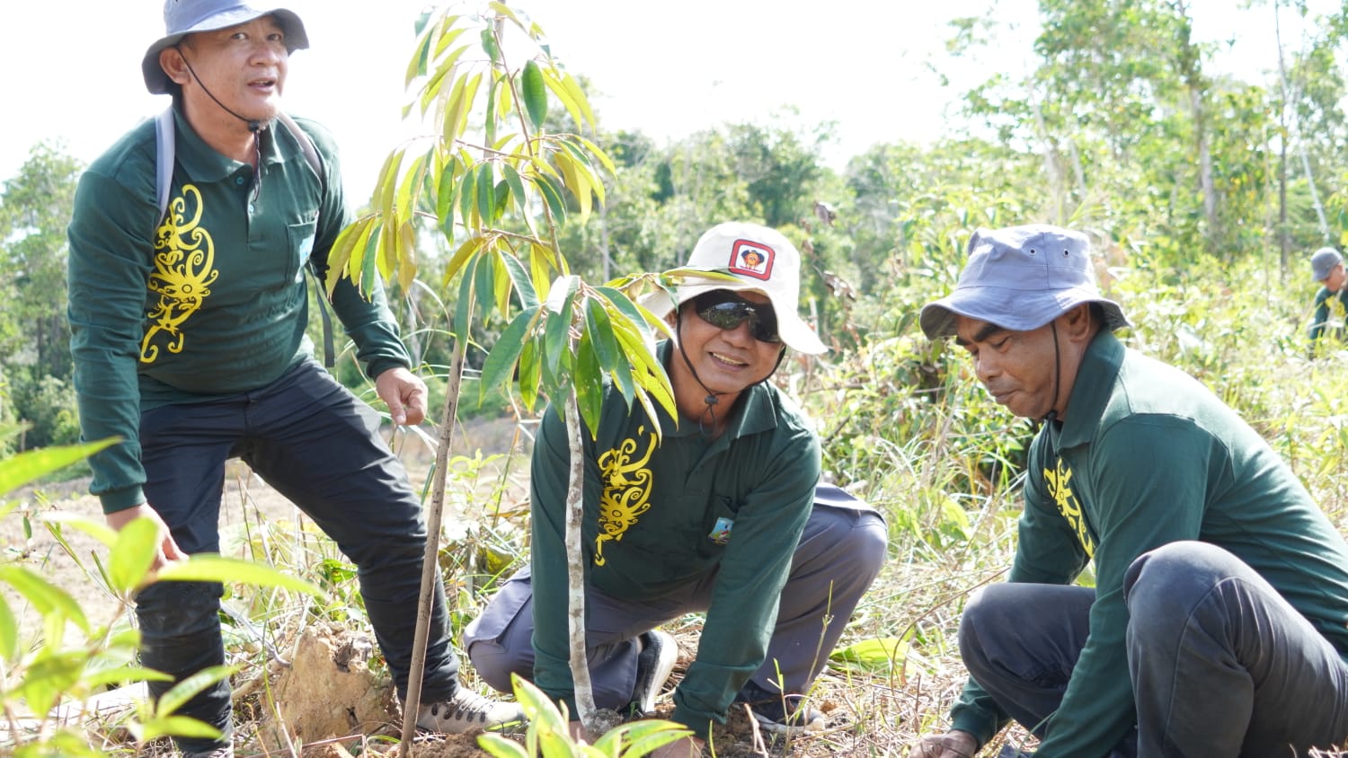 Peringati Hari Bakti Rimbawan Ke-40, Dinas Kehutanan Provinsi Kalimantan Utara Melaksanakan Penanaman dan Bakti Sosial